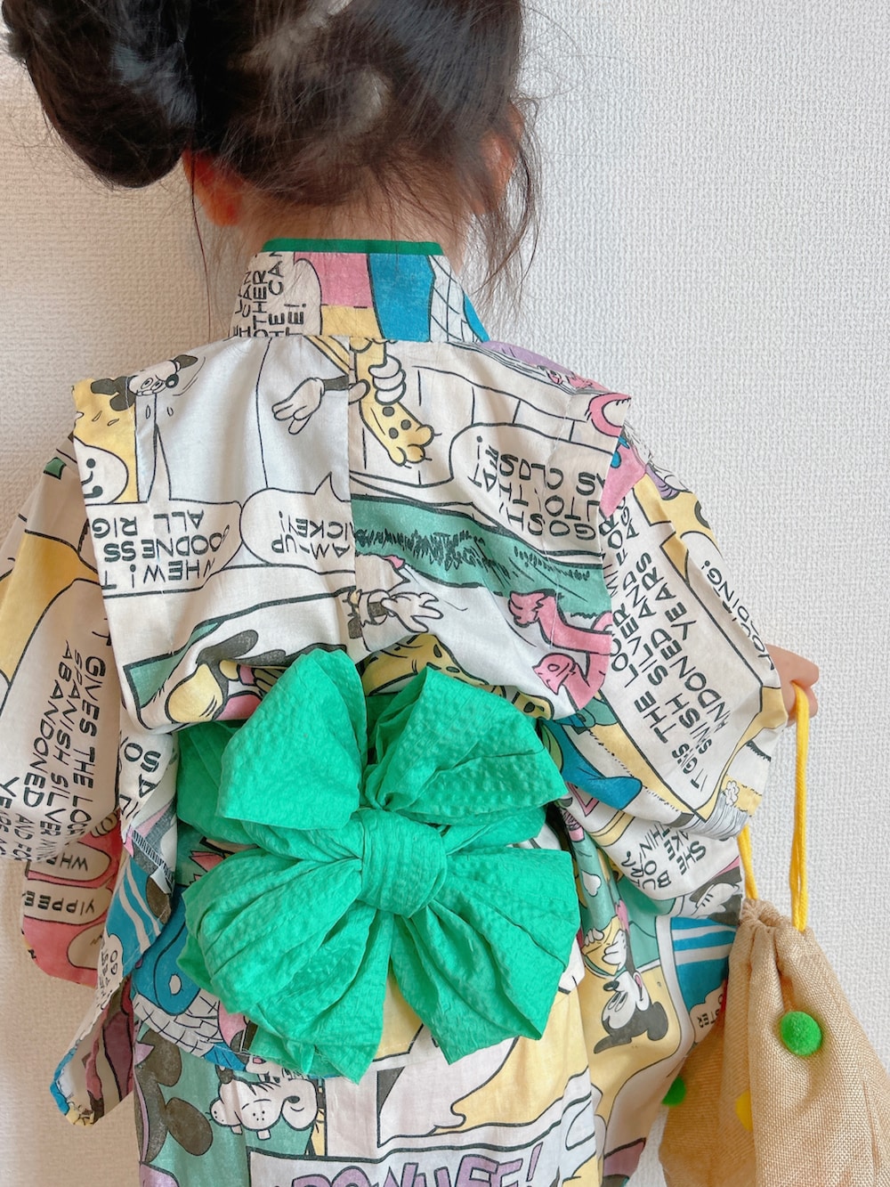 ブルー系のサンダル、ベージュ系のハンドバッグ、その他の浴衣を着用したキッズの夏コーディネートの3枚目の写真