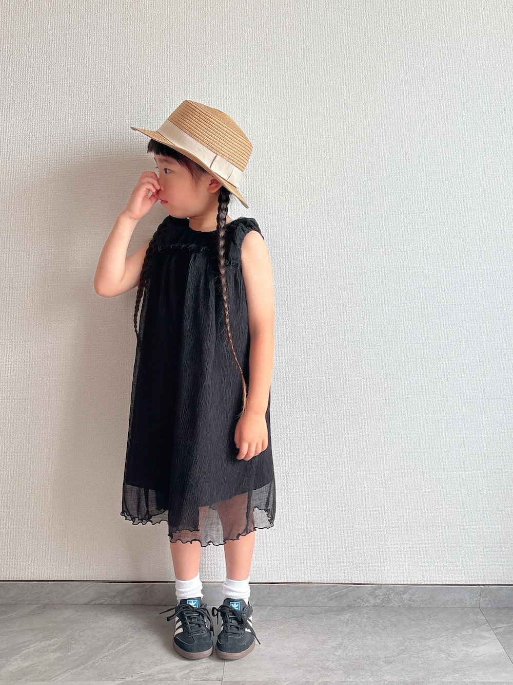 ブラック系のワンピース、ブラック系のスニーカーを着用したキッズの夏コーディネートの3枚目の写真