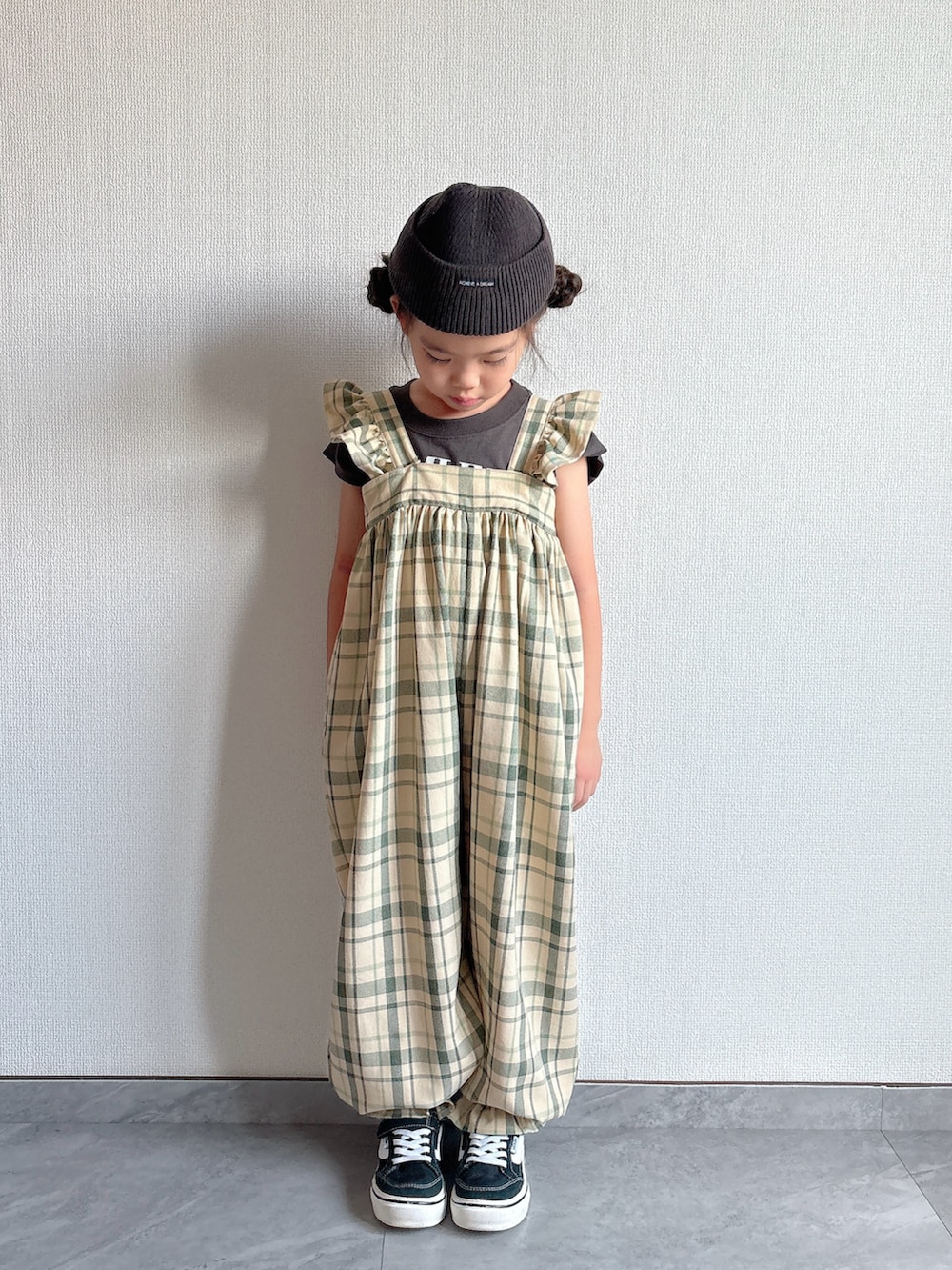 グリーン系のサロペット/オーバーオール、ブラック系のスニーカーを着用したキッズの夏コーディネートの2枚目の写真