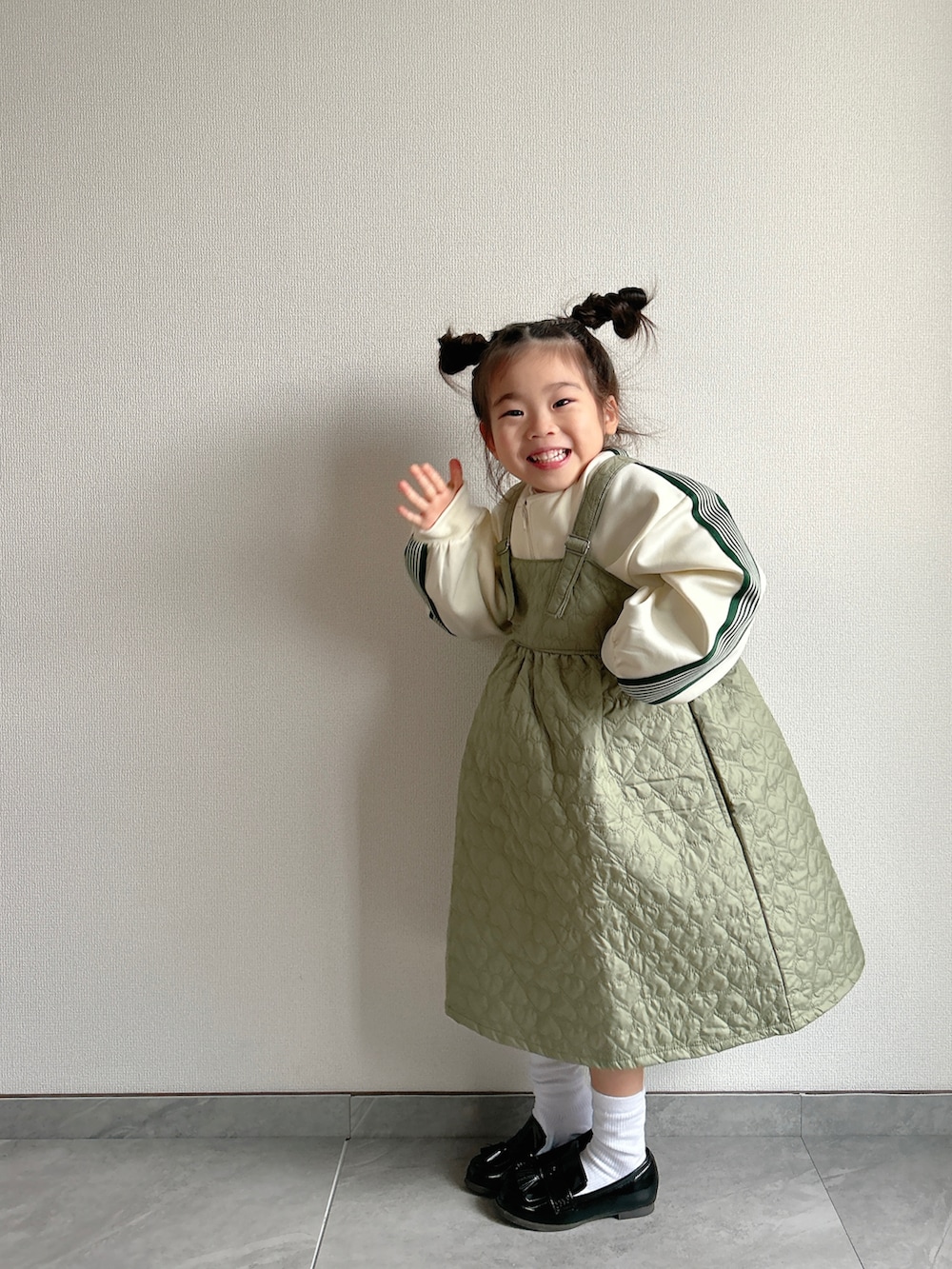 「クリスマスに着たい服、マイベストコーデ2024、トラックジャケット、ワントーンコーデ、淡色コーデ、レイヤードスタイル、ワンピース、ロングスカート、キルティング、ローファー、冬コーデ、きれいめカジュアル、お出かけコーデ」｜「BRANSHESのキルティングジャンパースカート（ジャンパースカート、グリーン系）」を使った、ふうさん（キッズ・100cm）の冬コーディネートの2枚目の写真