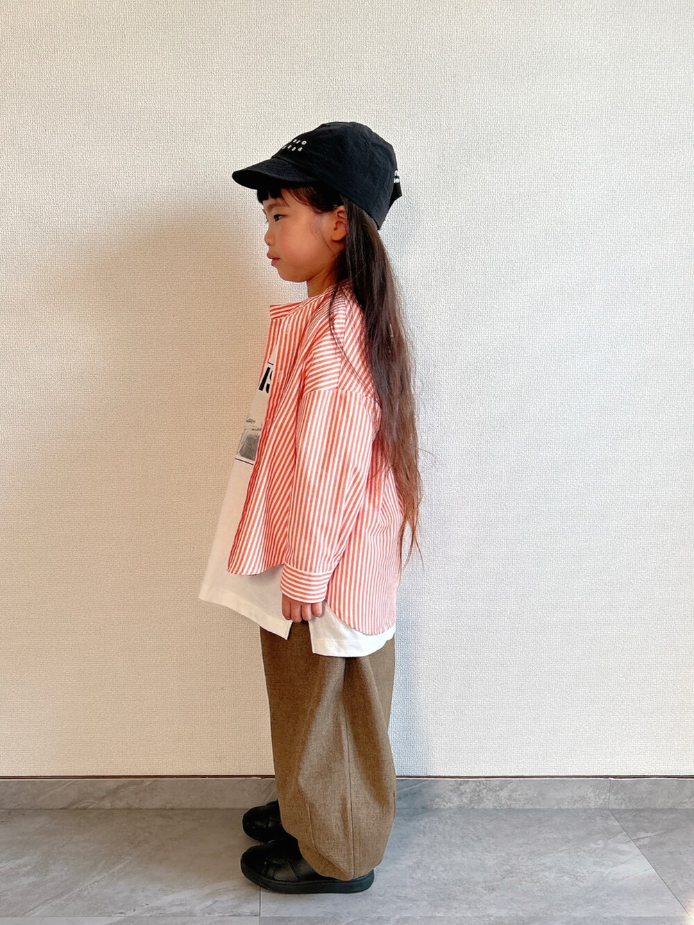 オレンジ系のシャツ/ブラウス、ホワイト系のTシャツ/カットソー、ブラウン系のその他パンツを着用したキッズの春コーディネートの5枚目の写真