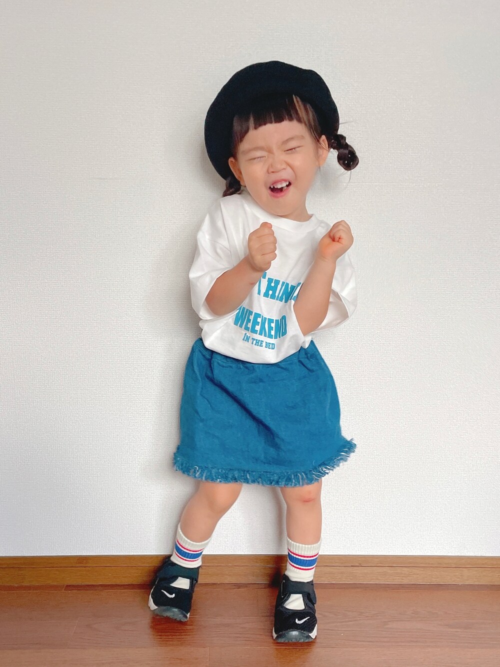 ホワイト系のTシャツ/カットソー、ブルー系のデニムスカート、ブラック系のスニーカーを着用したキッズの夏コーディネートの3枚目の写真