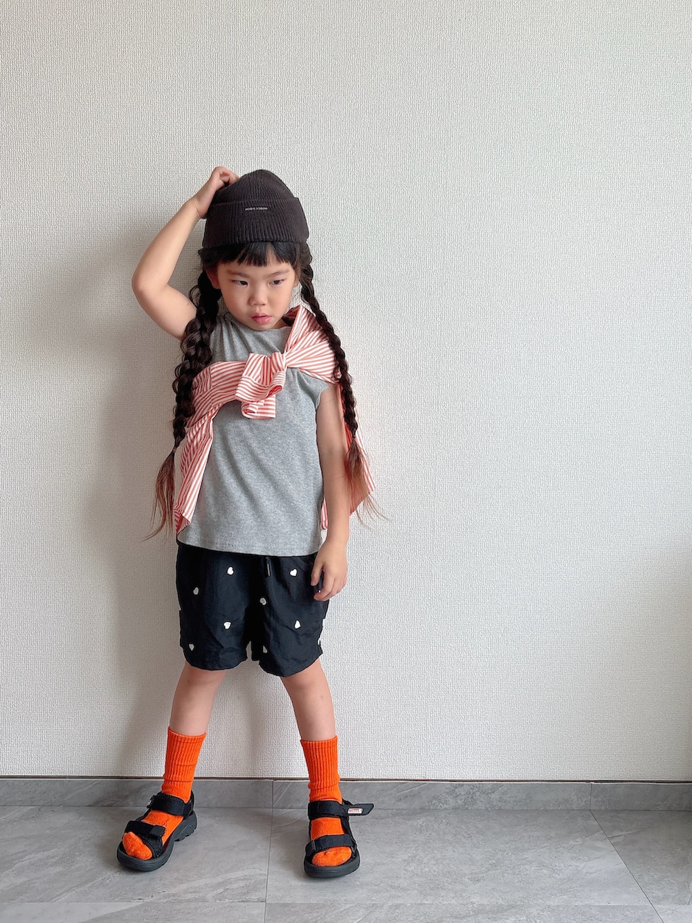 ブラック系のその他パンツ、オレンジ系のシャツ/ブラウス、ブラック系のサンダルを着用したキッズの夏コーディネートの4枚目の写真