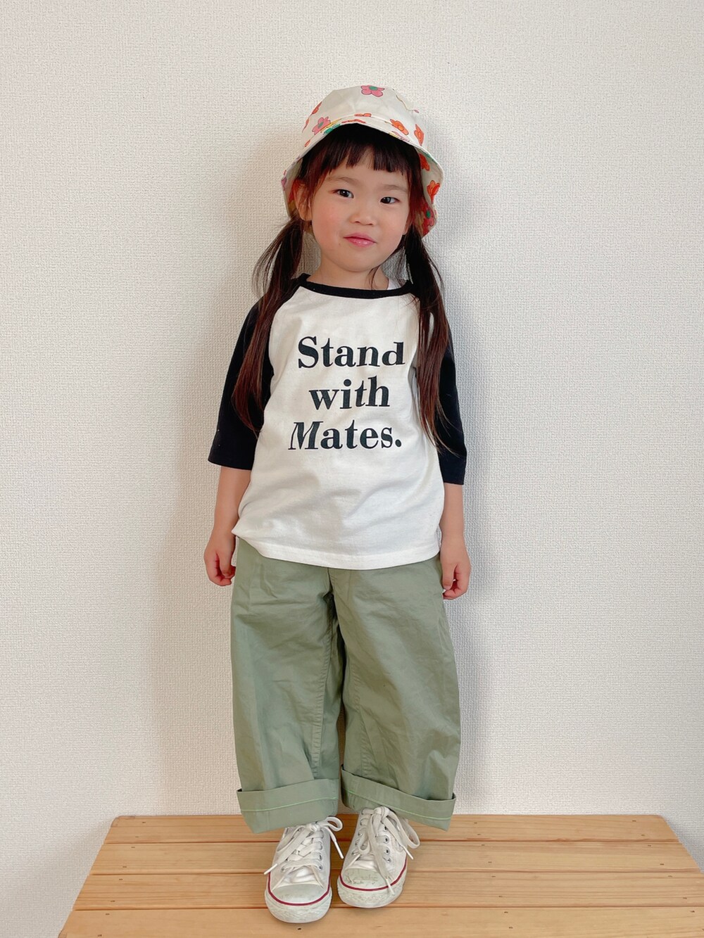 ホワイト系のTシャツ/カットソー、グリーン系のカーゴパンツ、ホワイト系のスニーカーを着用したキッズの春コーディネートの2枚目の写真