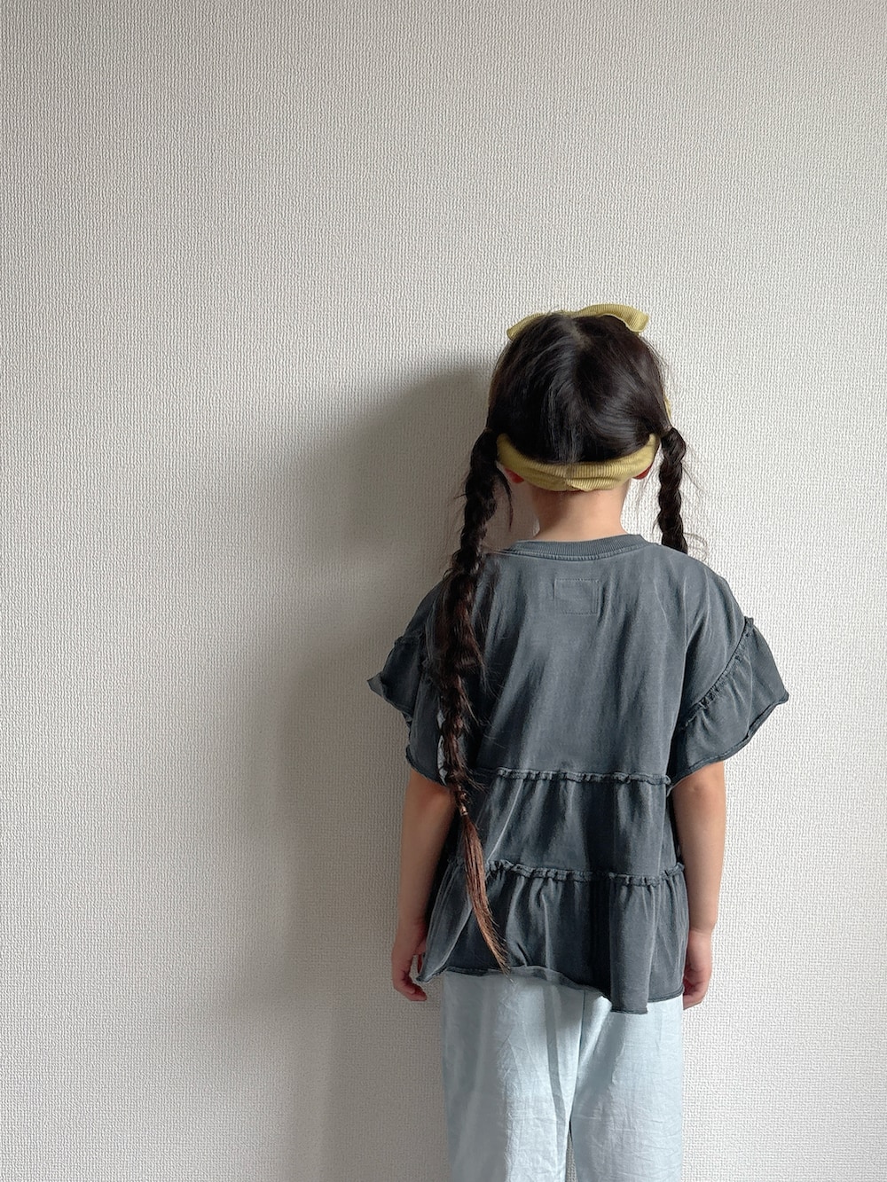 グレー系のTシャツ/カットソー、ブルー系のその他パンツを着用したキッズの夏コーディネートの4枚目の写真