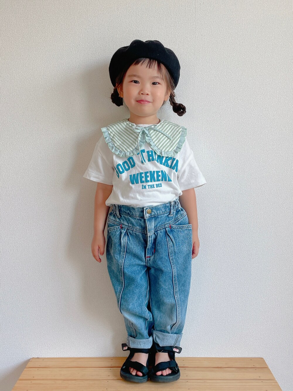 ホワイト系のTシャツ/カットソー、ブルー系のデニムパンツ、ブラック系のサンダルを着用したキッズの夏コーディネートの2枚目の写真