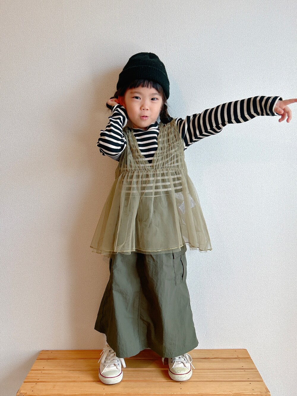 グリーン系のチュニック、その他のTシャツ/カットソー、グリーン系のスカートを着用したキッズの秋コーディネートの3枚目の写真