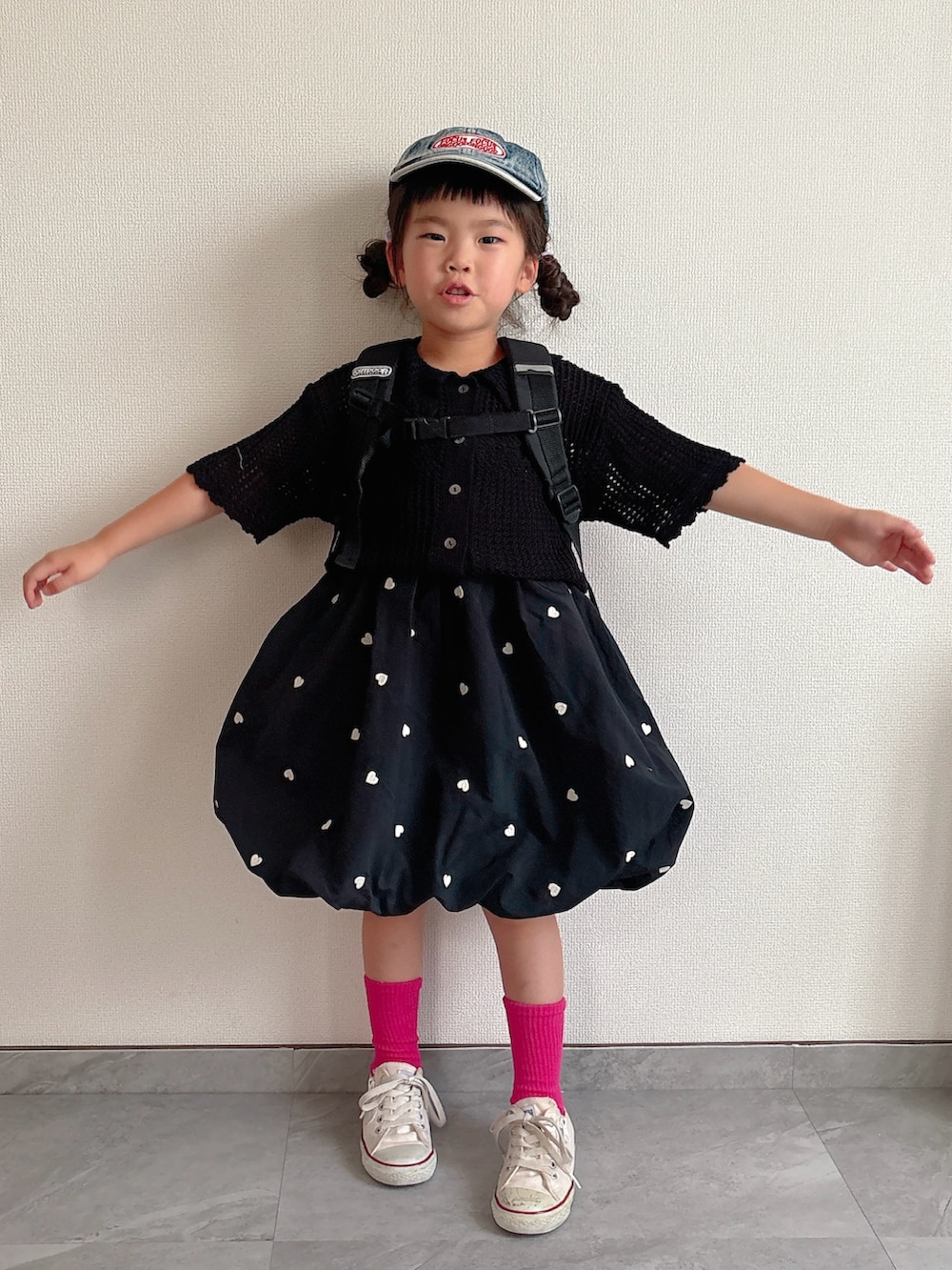 ピンク系のバックパック/リュック、ホワイト系のスニーカー、ブラック系のカーディガン/ボレロを着用したキッズの夏コーディネートの5枚目の写真