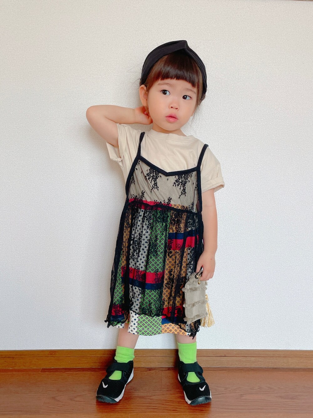 ブラック系のワンピース/ドレス、ベージュ系のワンピース、ブラック系のスニーカーを着用したキッズの夏コーディネートの2枚目の写真