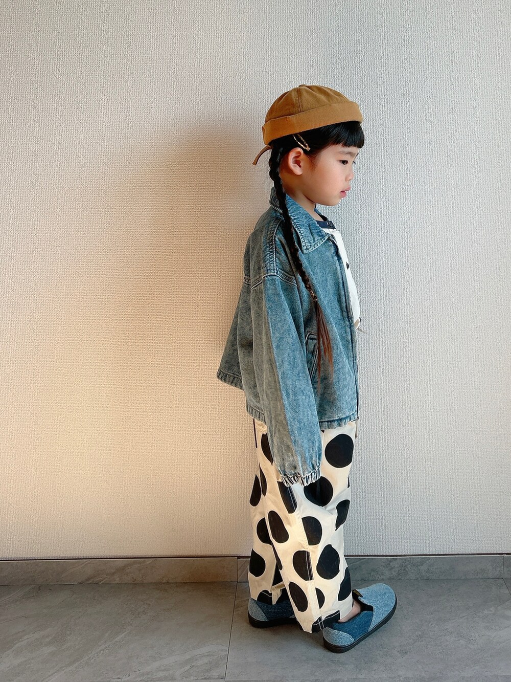 ブルー系のデニムジャケット、ベージュ系のシャツ/ブラウス、ベージュ系のその他パンツを着用したキッズの冬コーディネートの2枚目の写真