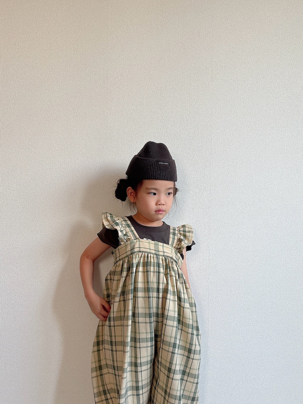 グリーン系のサロペット/オーバーオール、ブラック系のスニーカーを着用したキッズの夏コーディネートの3枚目の写真