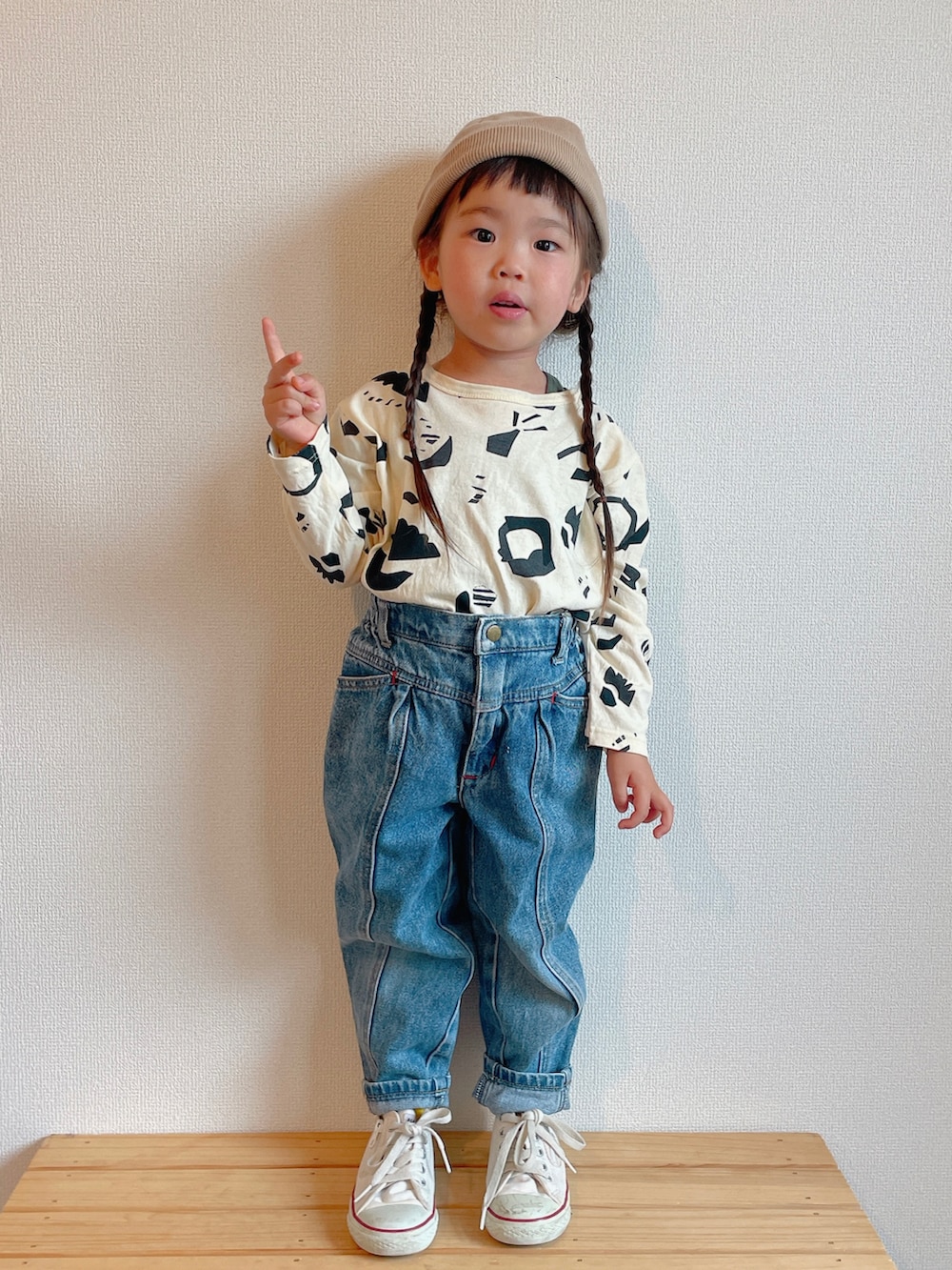 ホワイト系のTシャツ/カットソー、ブルー系のデニムパンツ、ホワイト系のスニーカーを着用したキッズの春コーディネートの2枚目の写真