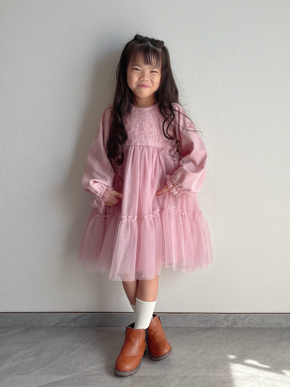 ピンク系のワンピース/ドレスを着用したキッズの秋コーディネートの3枚目の写真