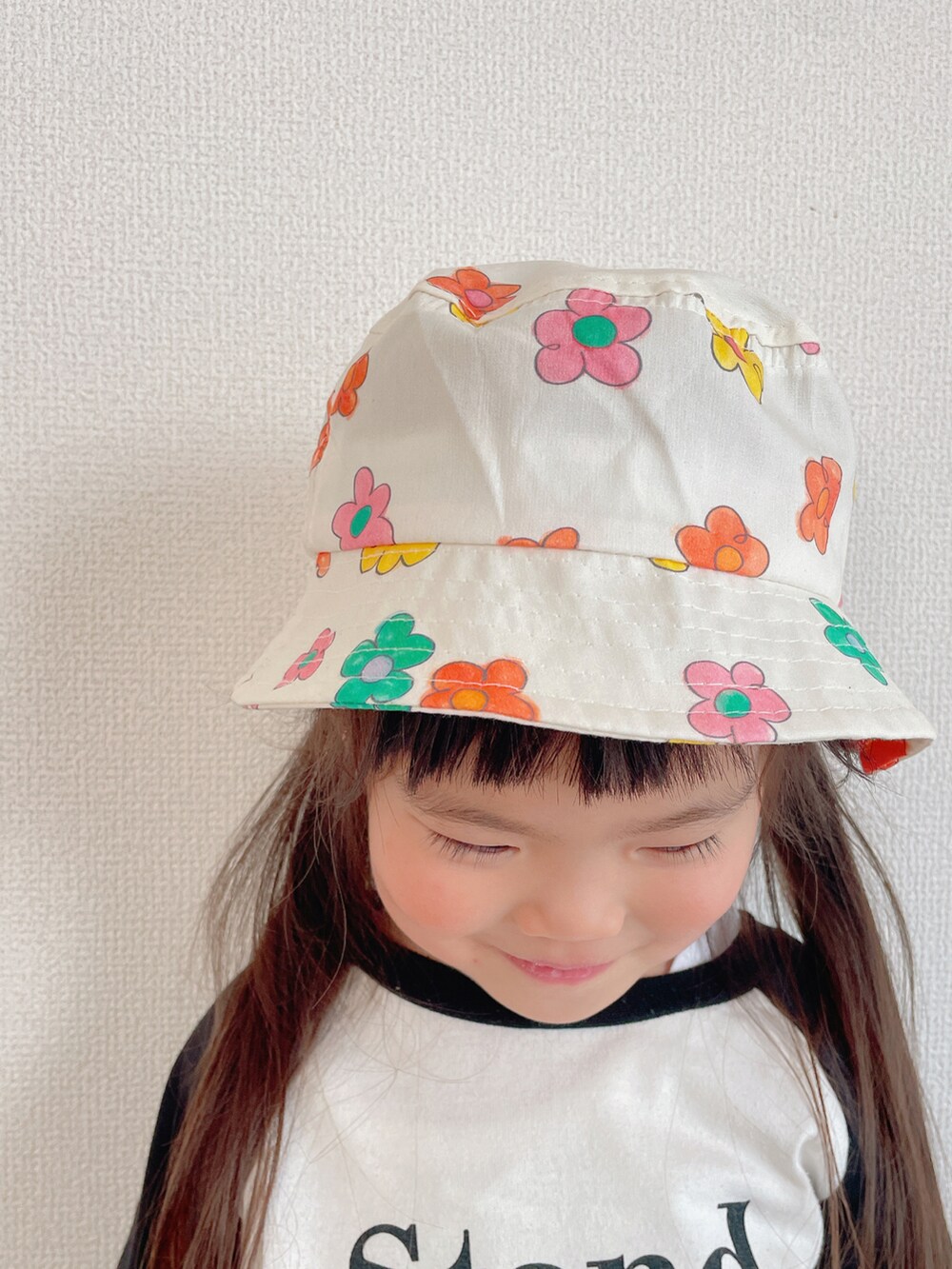 ホワイト系のTシャツ/カットソー、グリーン系のカーゴパンツ、ホワイト系のスニーカーを着用したキッズの春コーディネートの3枚目の写真