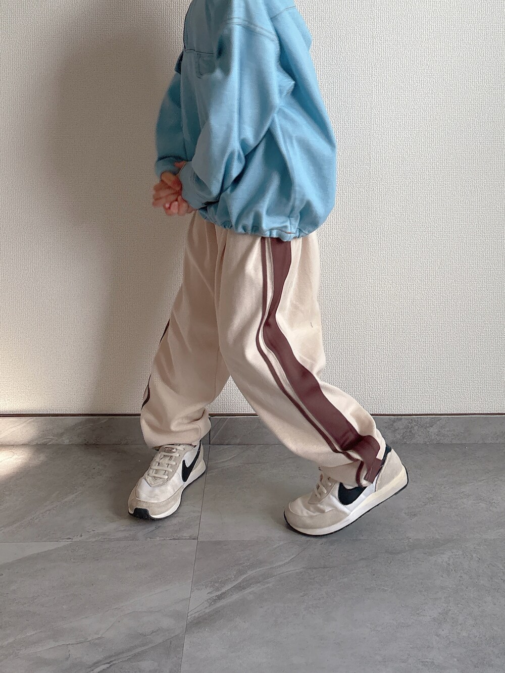 ブルー系のシャツ/ブラウス、ベージュ系のその他パンツ、ホワイト系のスニーカーを着用したキッズの秋コーディネートの4枚目の写真