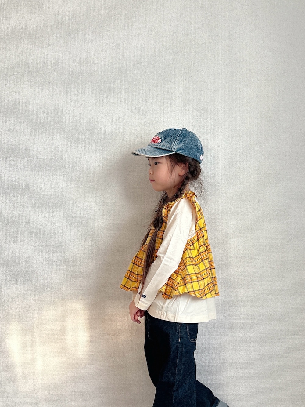 ブルー系のデニムパンツ、ホワイト系のTシャツ/カットソーを着用したキッズの秋コーディネートの5枚目の写真