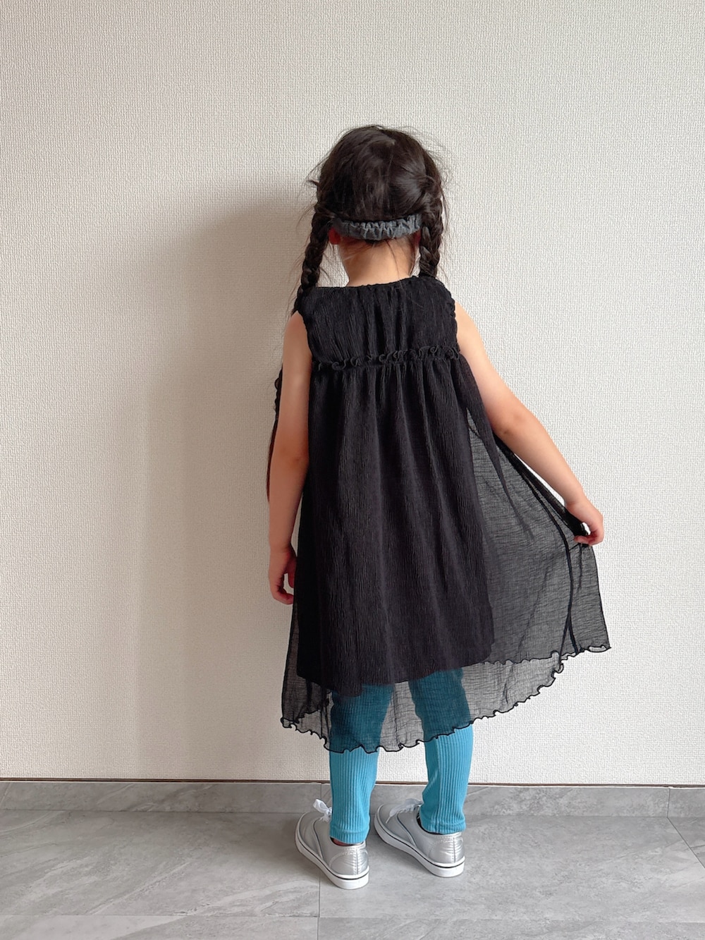 ブラック系のワンピース、ブルー系のその他パンツを着用したキッズの夏コーディネートの4枚目の写真