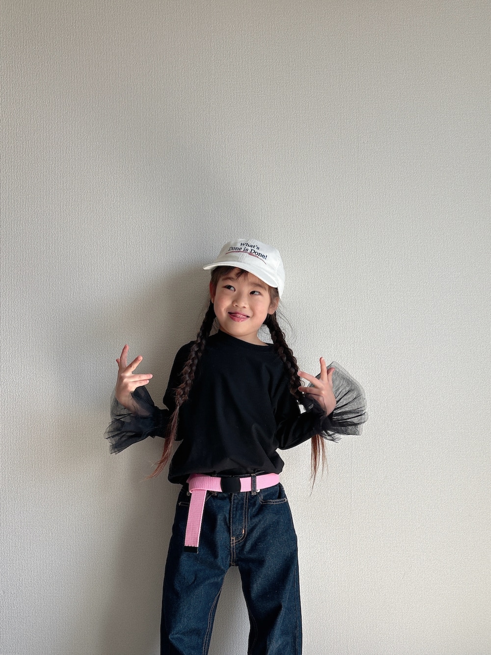 ブラック系のTシャツ/カットソー、ブルー系のデニムパンツ、ホワイト系のスニーカーを着用したキッズの春コーディネートの3枚目の写真