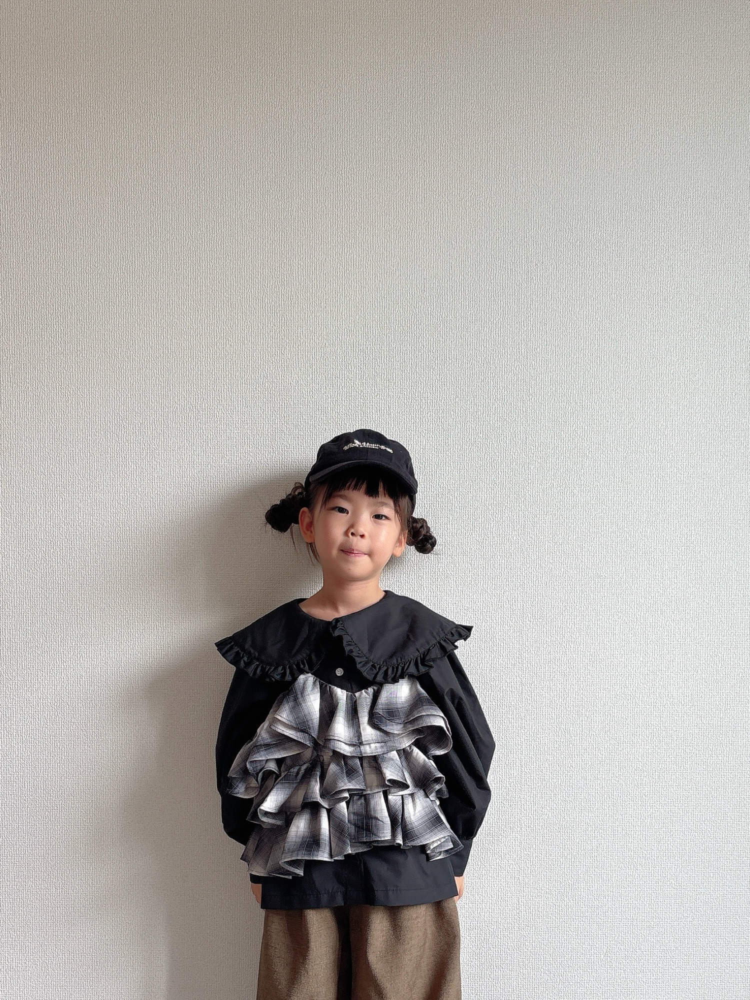 ブラウン系のその他パンツ、ブラック系のシャツ/ブラウス、ブラック系のキャミソールを着用したキッズの秋コーディネートの3枚目の写真