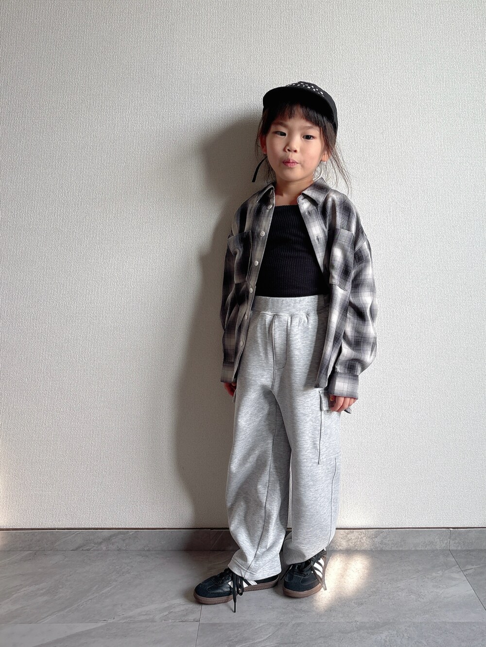ブラック系のシャツ/ブラウス、グレー系のスウェットパンツ、ブラック系のスニーカーを着用したキッズの秋コーディネートの2枚目の写真