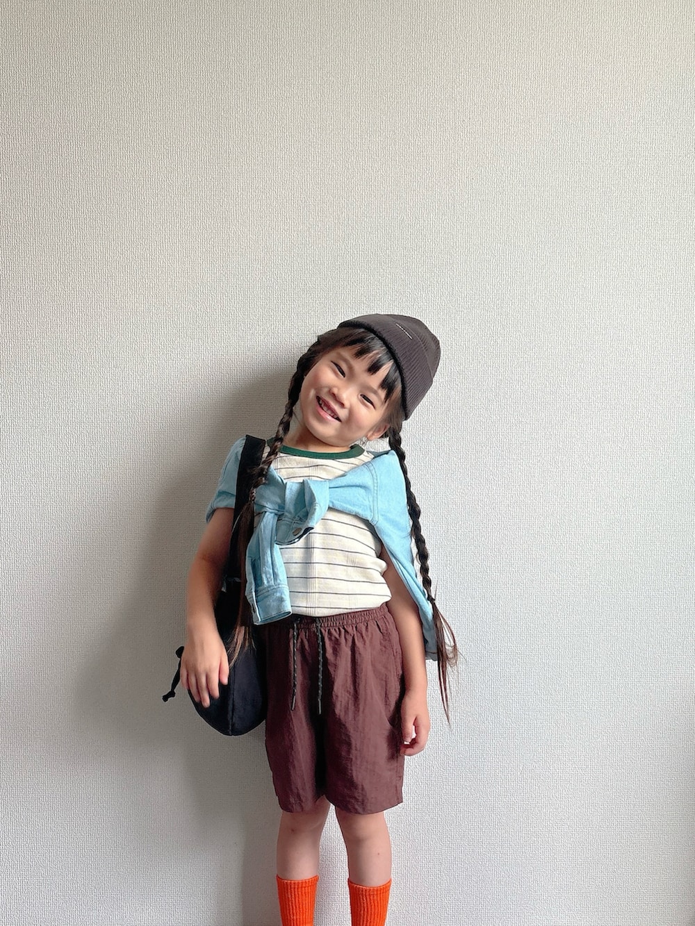 ベージュ系のジャージ、ブルー系のシャツ/ブラウス、ブラウン系のその他パンツを着用したキッズの夏コーディネートの3枚目の写真