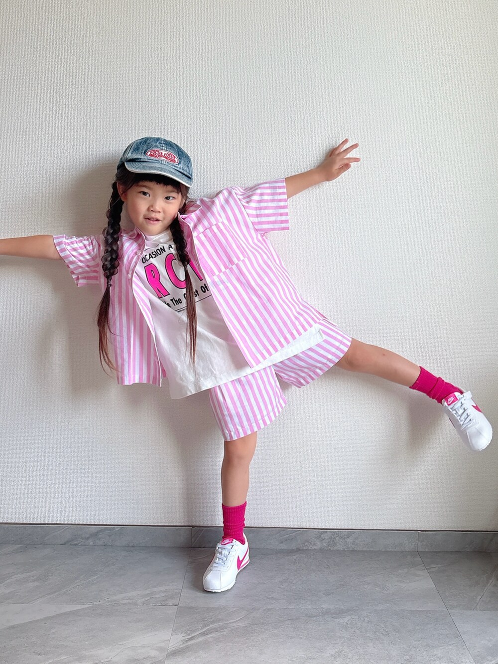 ピンク系のシャツ/ブラウス、ホワイト系のTシャツ/カットソー、ピンク系のその他パンツを着用したキッズの夏コーディネートの5枚目の写真