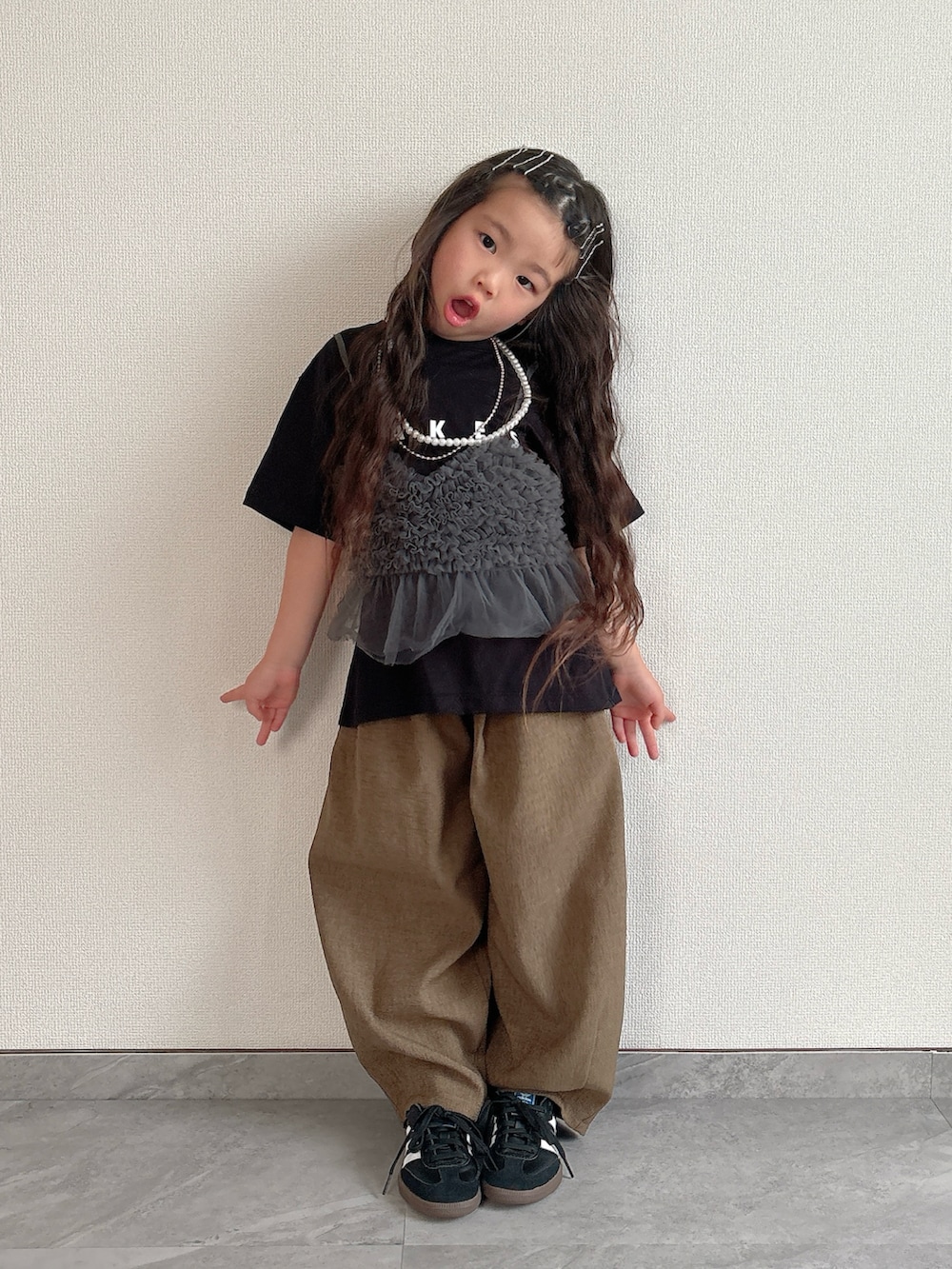 「レイヤードスタイル、ワイドパンツ、モノトーン、Tシャツ、ロゴT、ビスチェ、シアートップス、スニーカー、カジュアルコーデ、きれいめカジュアル、お出かけコーデ、休日スタイル」｜「Pietの【綿100％】オリジナル 刺しゅう＆ロゴ プリント 半袖 Tシャツ（Tシャツ/カットソー、ブラック系）」を使った、ふうさん（キッズ・110cm）の春コーディネートの3枚目の写真