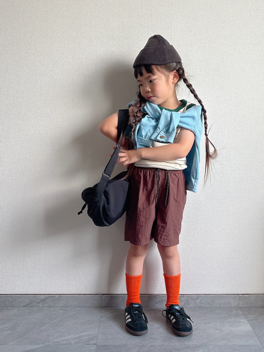 ベージュ系のジャージ、ブルー系のシャツ/ブラウス、ブラウン系のその他パンツを着用したキッズの夏コーディネートの4枚目の写真