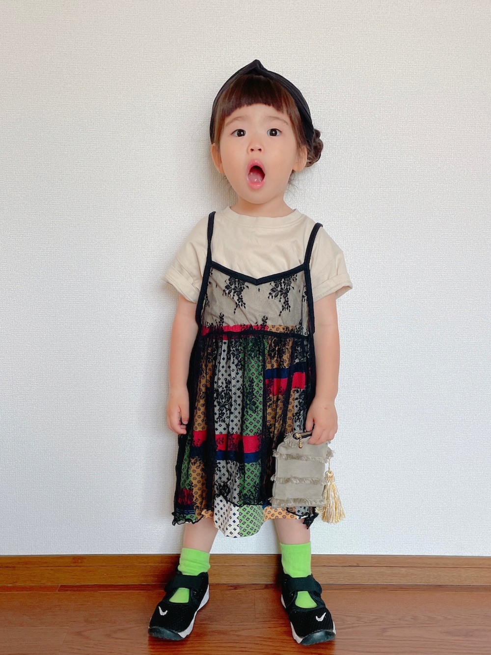 ブラック系のワンピース/ドレス、ベージュ系のワンピース、ブラック系のスニーカーを着用したキッズの夏コーディネートの3枚目の写真