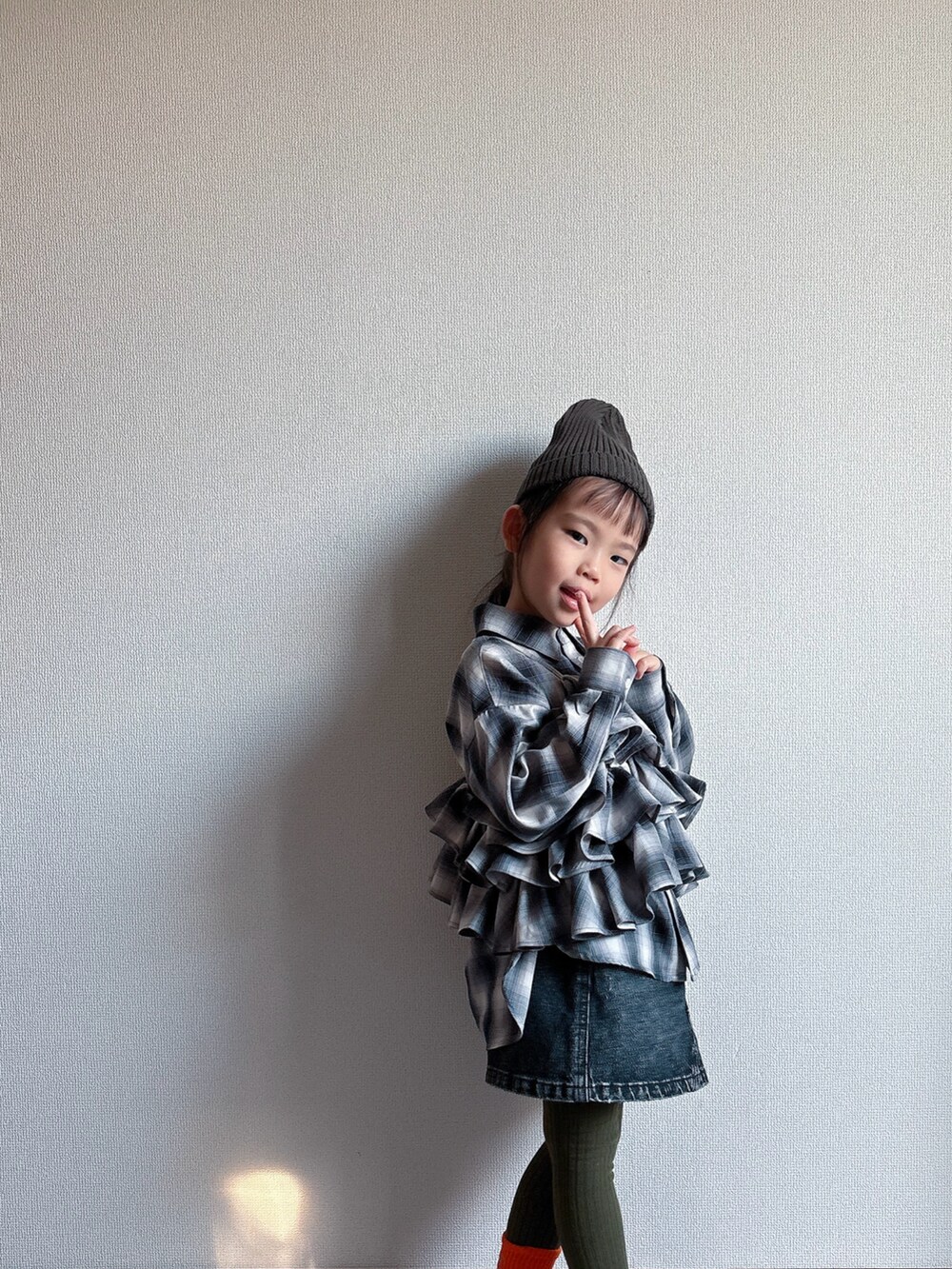 ブラック系のシャツ/ブラウス、ブラック系のデニムスカート、ブラック系のスニーカーを着用したキッズの秋コーディネートの5枚目の写真