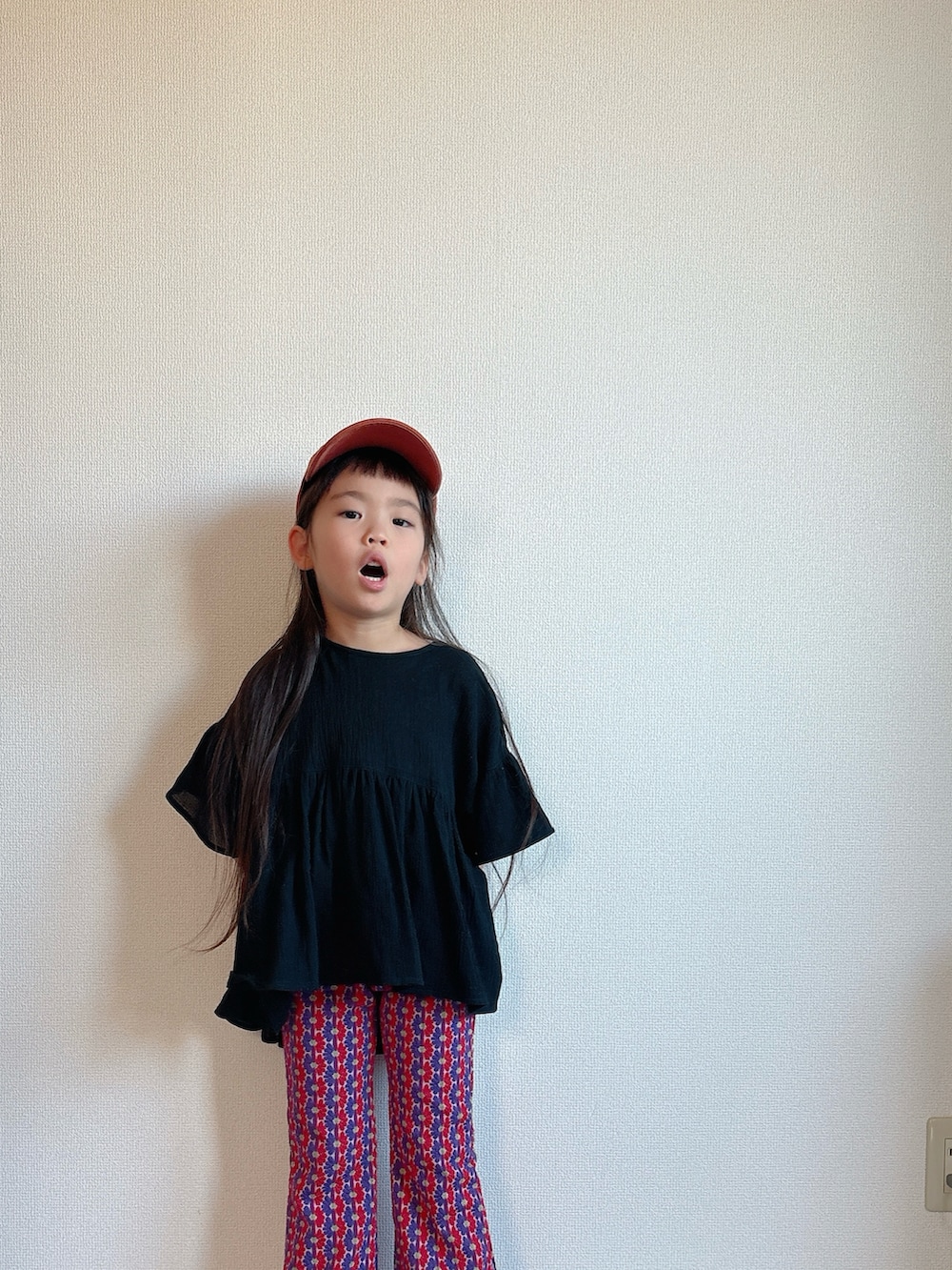 ブラック系のシャツ/ブラウス、レッド系のその他パンツを着用したキッズの夏コーディネートの3枚目の写真