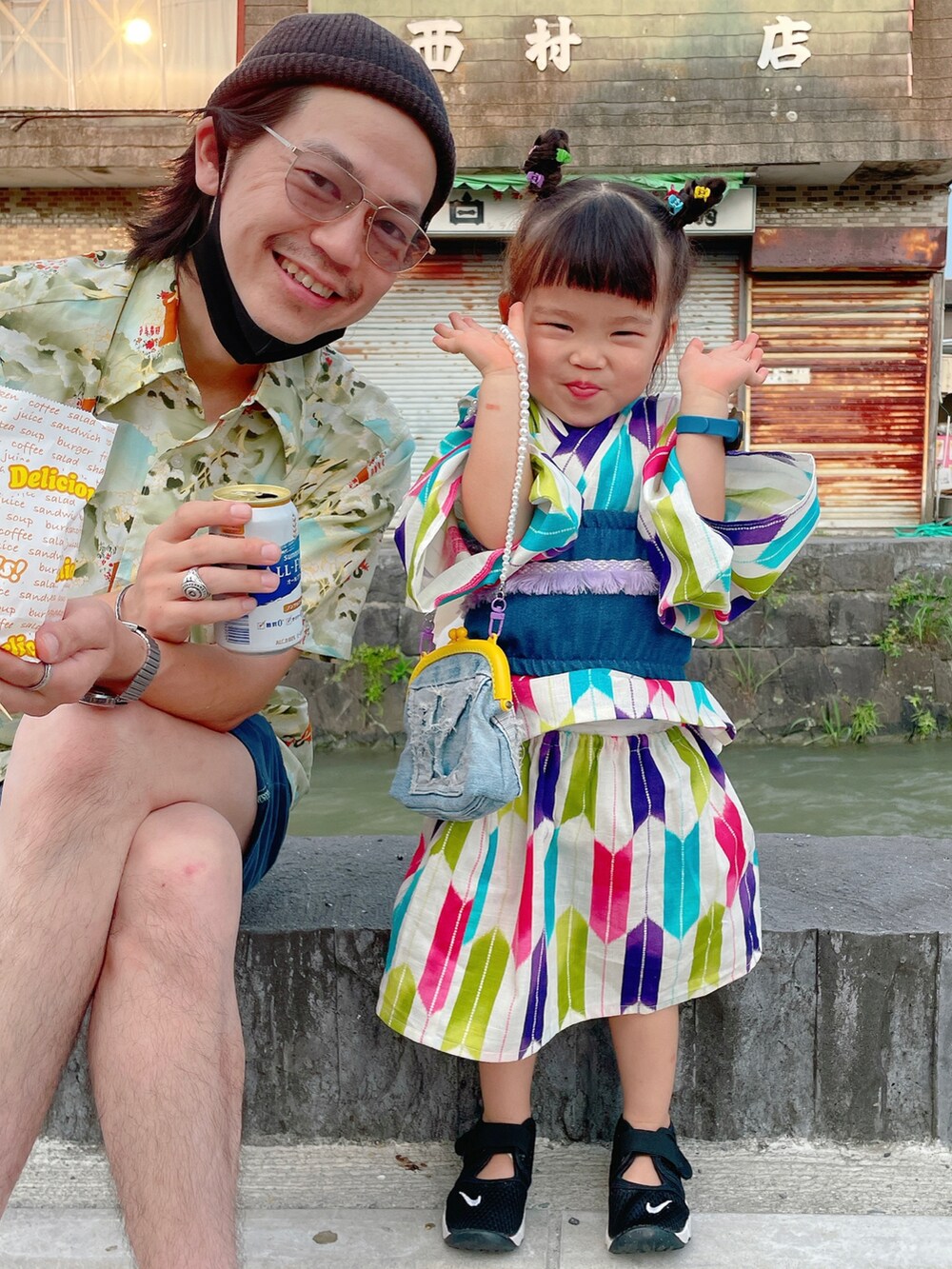 ブルー系のバッグ、ブラック系のスニーカー、その他の浴衣を着用したキッズの夏コーディネートの2枚目の写真