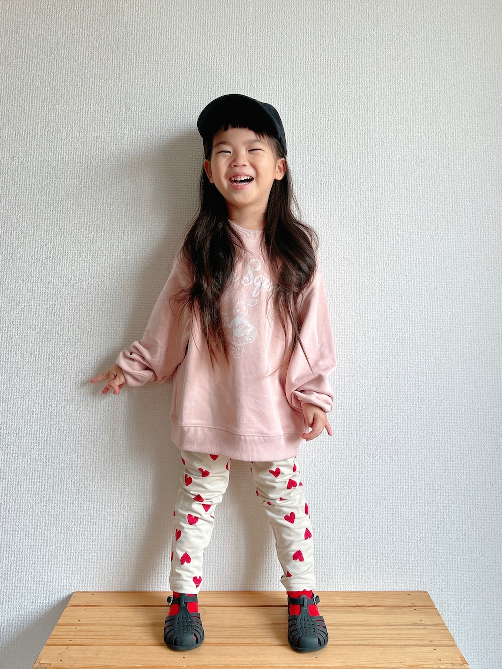 グレー系のスウェット、レッド系のその他パンツ、ブラック系のサンダルを着用したキッズの夏コーディネートの2枚目の写真