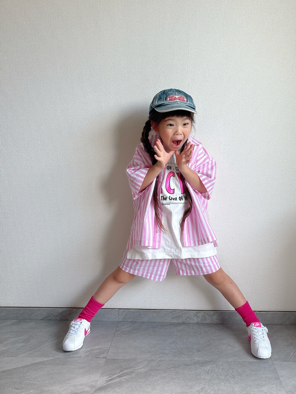 ピンク系のシャツ/ブラウス、ホワイト系のTシャツ/カットソー、ピンク系のその他パンツを着用したキッズの夏コーディネートの2枚目の写真