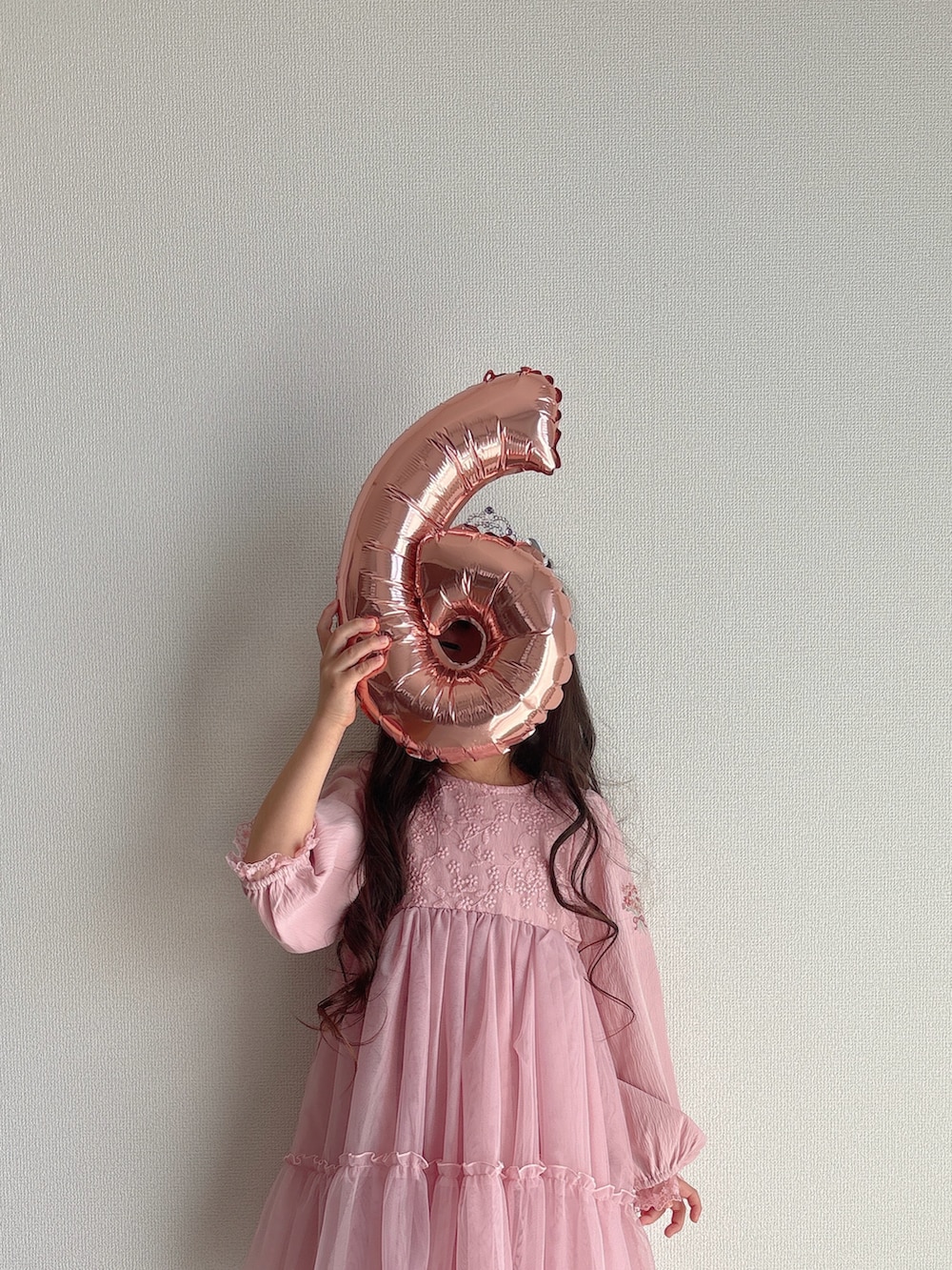 ピンク系のワンピース/ドレスを着用したキッズの秋コーディネートの2枚目の写真