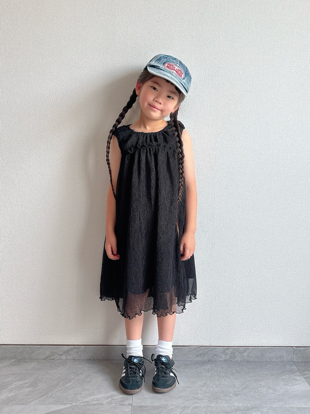 ブラック系のワンピース、ブラック系のスニーカーを着用したキッズの夏コーディネートの5枚目の写真