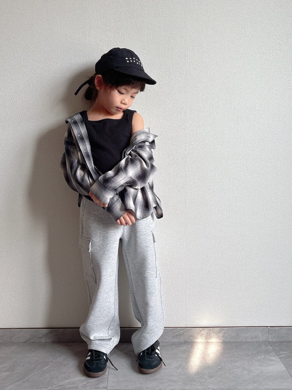 ブラック系のシャツ/ブラウス、グレー系のスウェットパンツ、ブラック系のスニーカーを着用したキッズの秋コーディネートの4枚目の写真