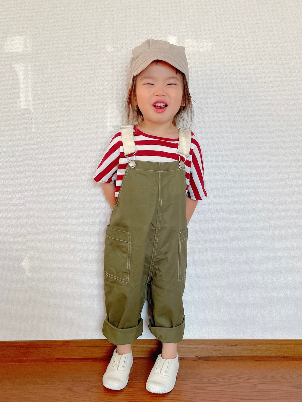 レッド系のTシャツ/カットソー、グリーン系のサロペット/オーバーオール、ホワイト系のスリッポンを着用したキッズの夏コーディネートの3枚目の写真