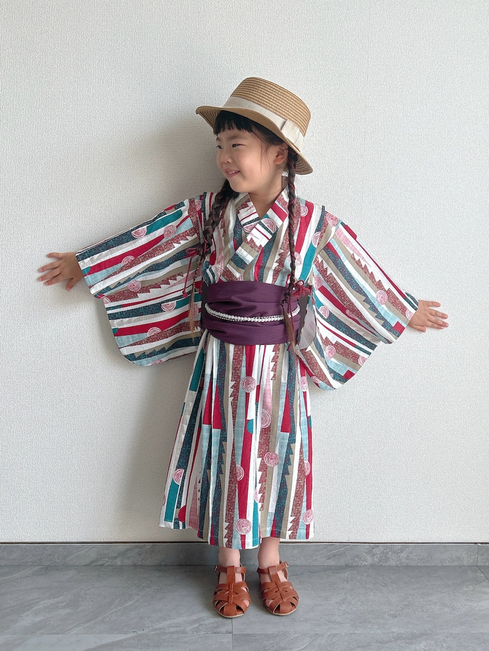 「やっぱり帽子が好き、麦わら帽子、夏コーデ、浴衣、サンダル、グルカサンダル、ワンピース、休日スタイル、お出かけコーデ」｜「MAKE YOUR DAYのモダン柄ワンピース浴衣（浴衣、レッド系）」を使った、ふうさん（キッズ・110cm）の春コーディネートの2枚目の写真