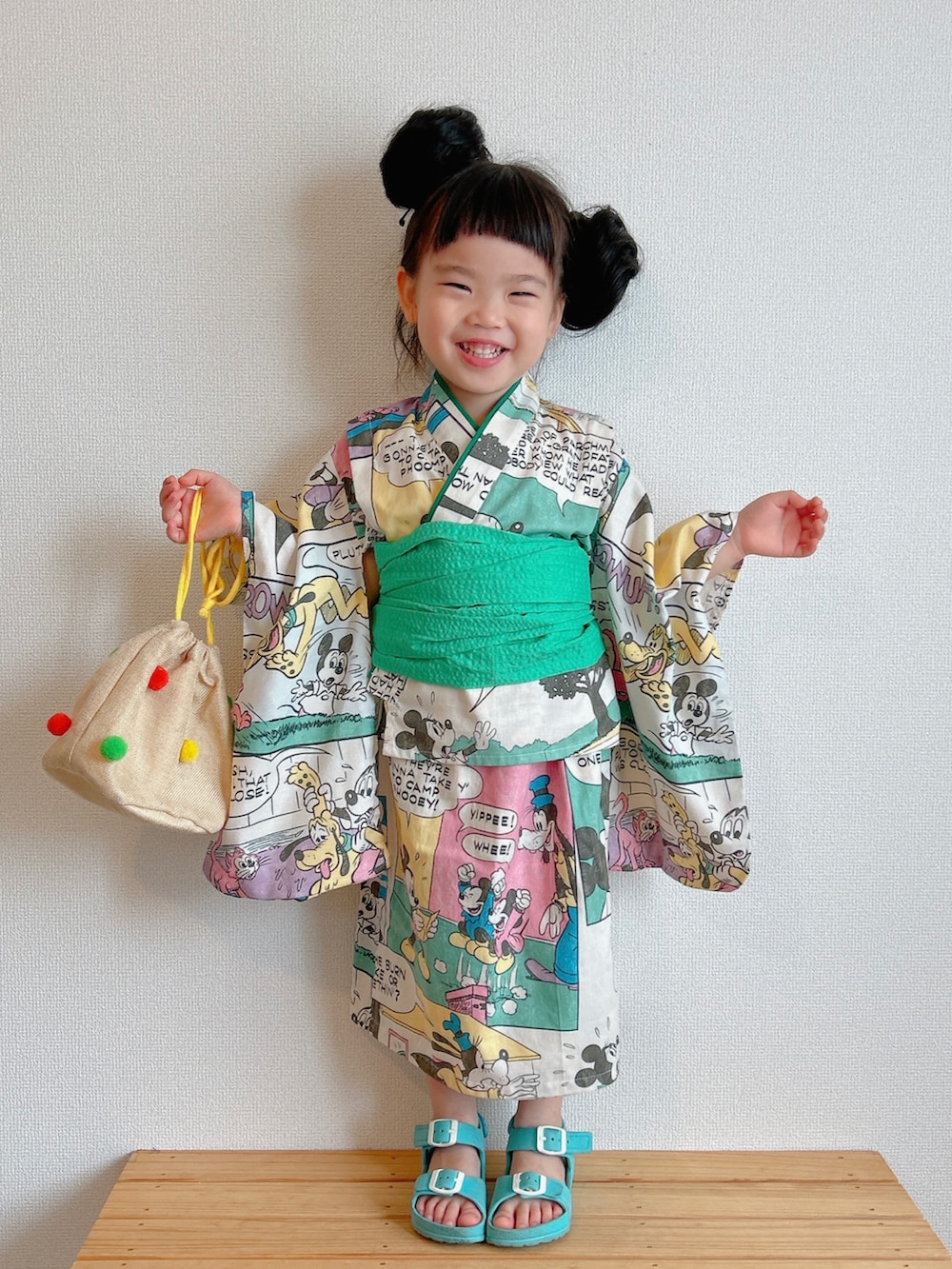 ブルー系のサンダル、ベージュ系のハンドバッグ、その他の浴衣を着用したキッズの夏コーディネートの2枚目の写真
