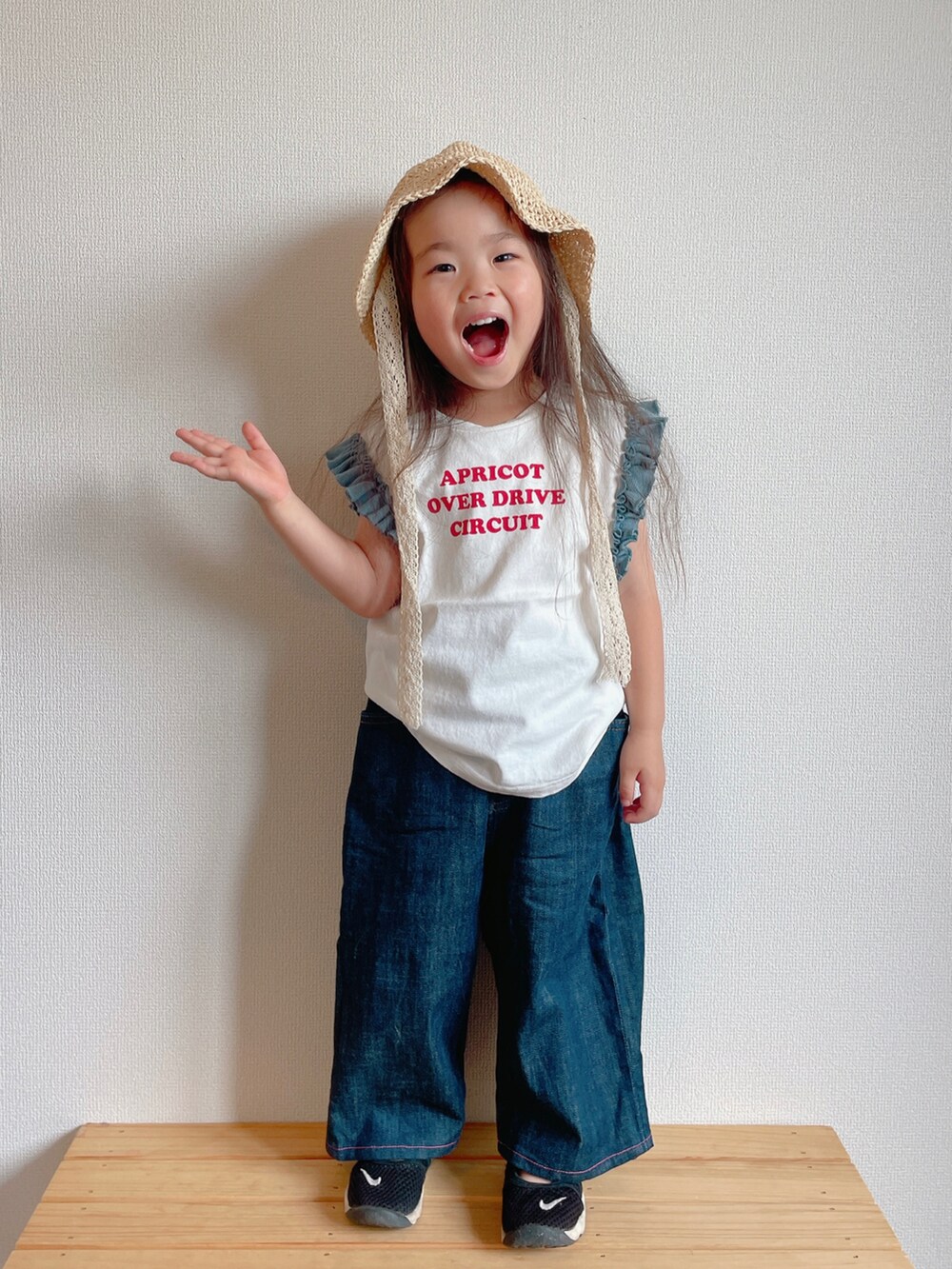 ホワイト系のTシャツ/カットソー、ブルー系のデニムパンツ、ブラック系のスニーカーを着用したキッズの夏コーディネートの2枚目の写真