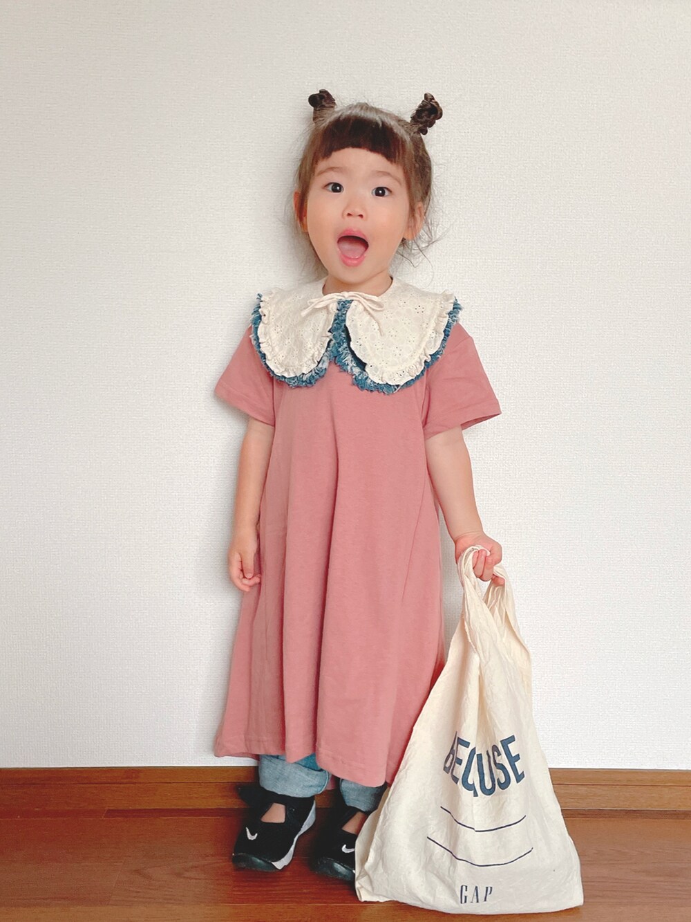 「デニムっていいよね、夏コーデ、ワンピース、ピンク、つけ襟、デニム、トートバッグ、エアリフト、レイヤードスタイル、カジュアルコーデ、カラー×コーデ、レース、ハンドメイド、サンダル、Tシャツワンピ」｜「Handmadeのアイテム（付け襟、ホワイト系）」を使った、ふうさん（キッズ・90cm）の夏コーディネートの2枚目の写真
