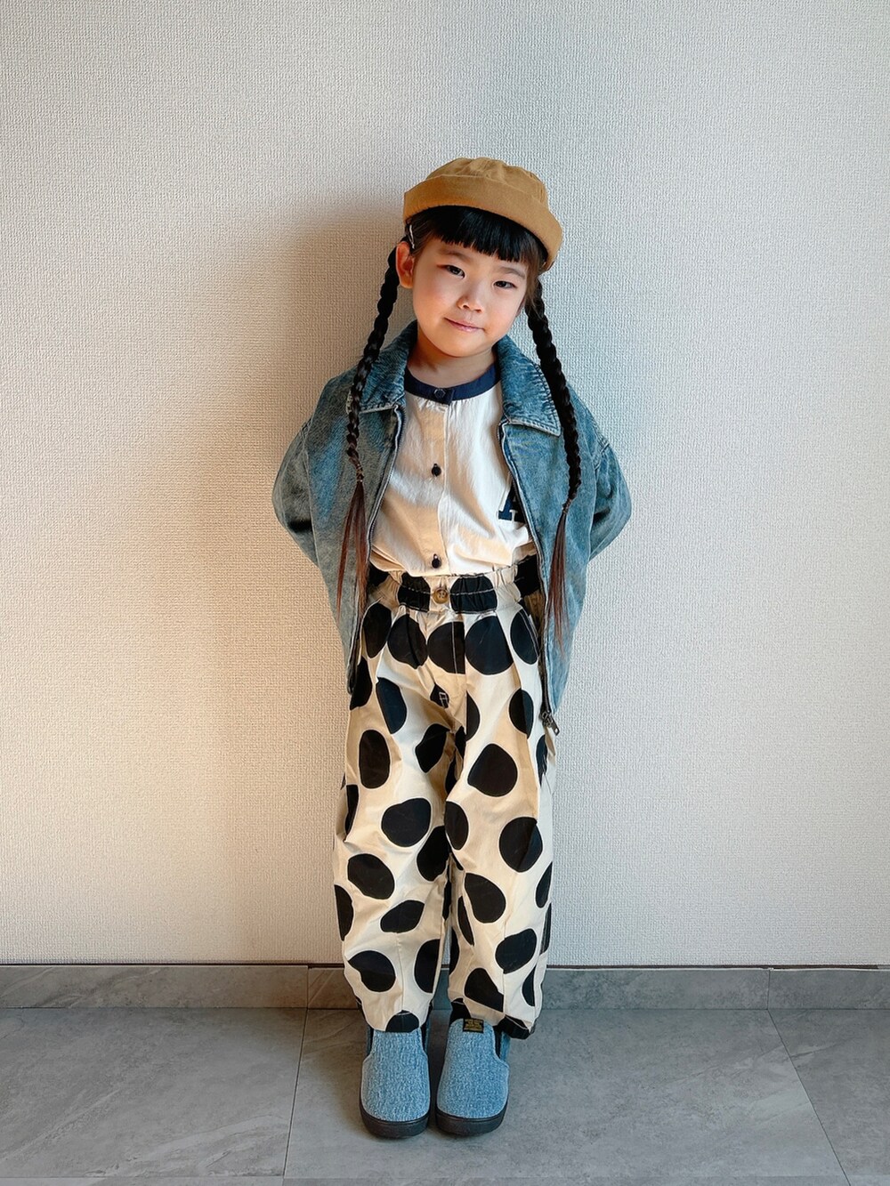 ブルー系のデニムジャケット、ベージュ系のシャツ/ブラウス、ベージュ系のその他パンツを着用したキッズの冬コーディネートの5枚目の写真