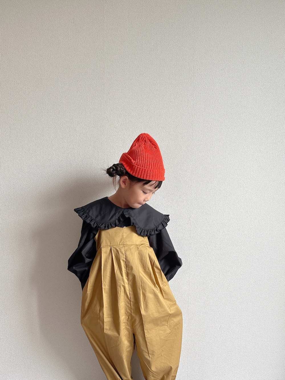 ブラック系のシャツ/ブラウス、ベージュ系のTシャツ/カットソーを着用したキッズの夏コーディネートの3枚目の写真