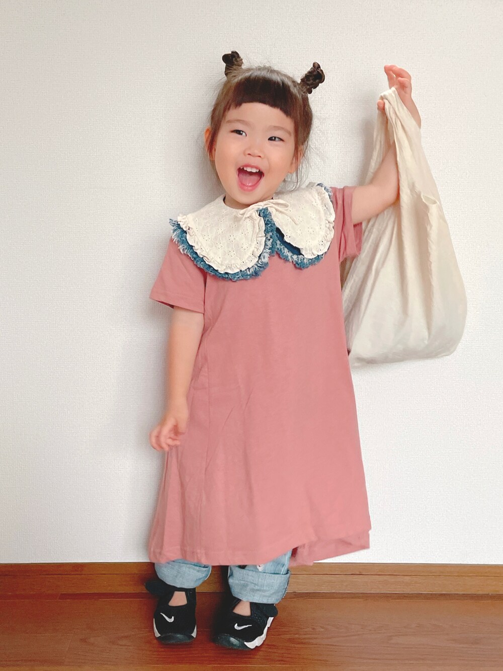 「デニムっていいよね、夏コーデ、ワンピース、ピンク、つけ襟、デニム、トートバッグ、エアリフト、レイヤードスタイル、カジュアルコーデ、カラー×コーデ、レース、ハンドメイド、サンダル、Tシャツワンピ」｜「Handmadeのアイテム（付け襟、ホワイト系）」を使った、ふうさん（キッズ・90cm）の夏コーディネートの4枚目の写真