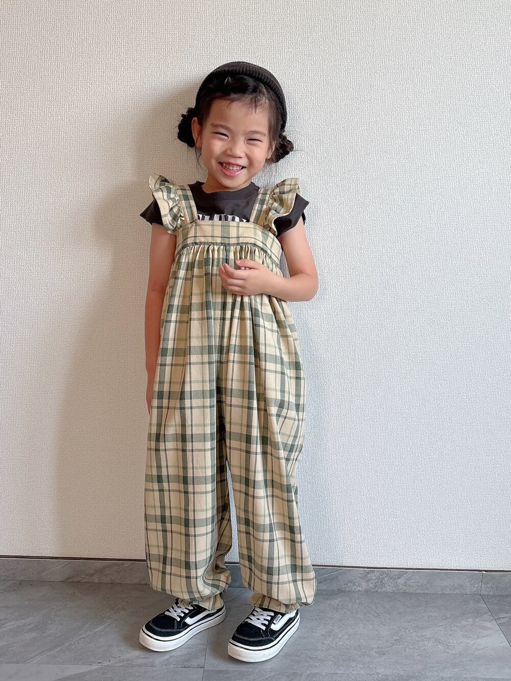 グリーン系のサロペット/オーバーオール、ブラック系のスニーカーを着用したキッズの夏コーディネートの5枚目の写真