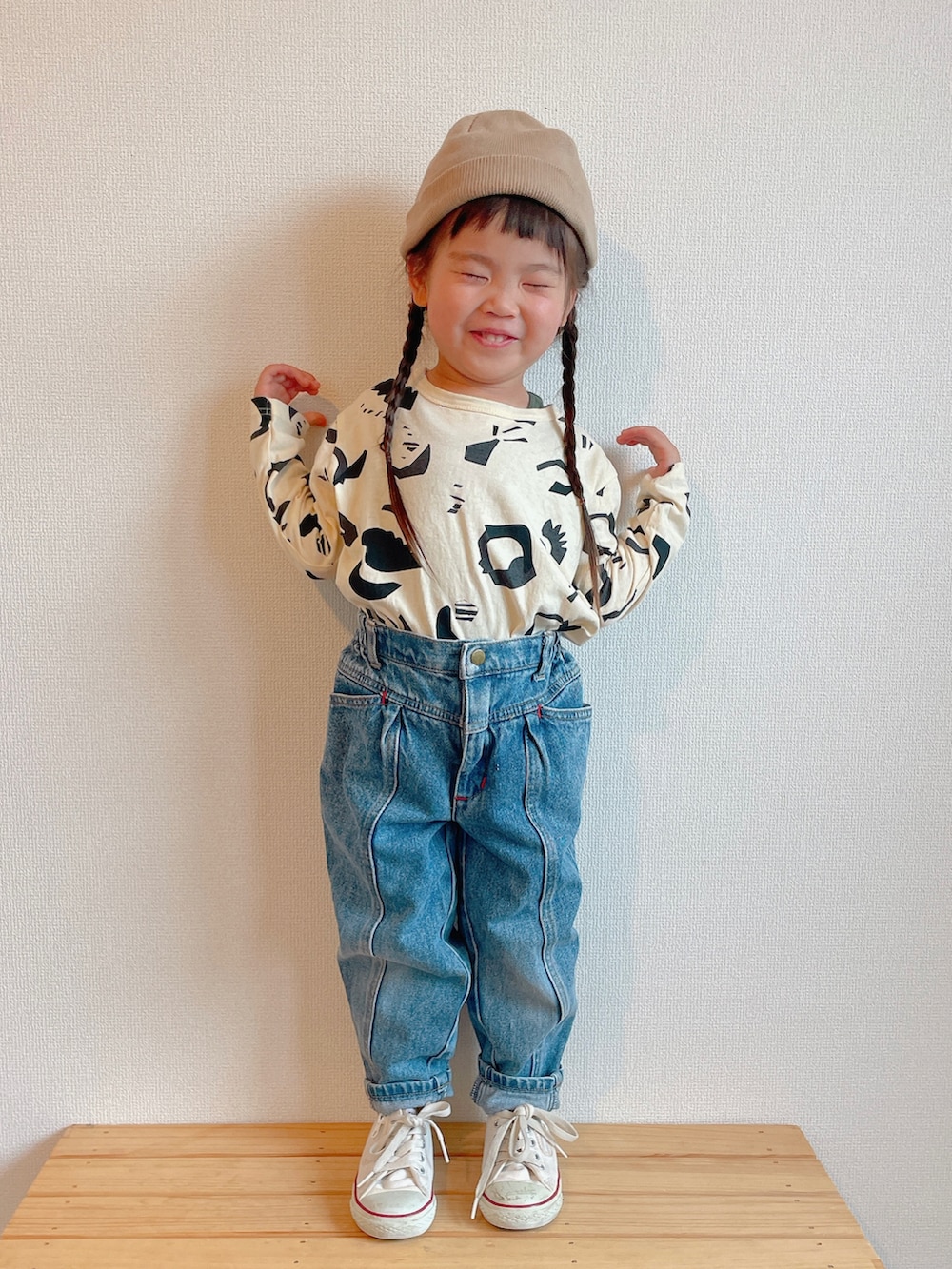 ホワイト系のTシャツ/カットソー、ブルー系のデニムパンツ、ホワイト系のスニーカーを着用したキッズの春コーディネートの3枚目の写真