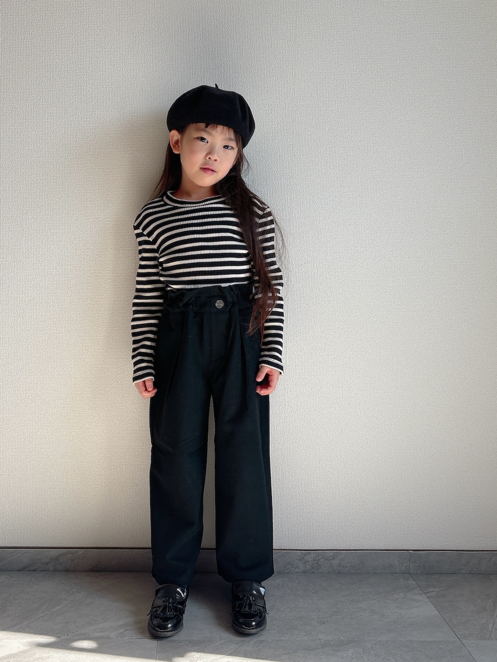 その他のTシャツ/カットソー、ブラック系のローファー、ブラウン系のブルゾンを着用したキッズの冬コーディネートの3枚目の写真