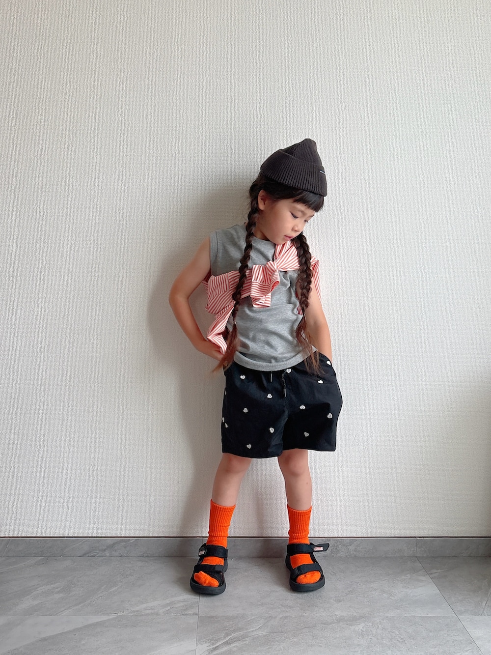 ブラック系のその他パンツ、オレンジ系のシャツ/ブラウス、ブラック系のサンダルを着用したキッズの夏コーディネートの3枚目の写真