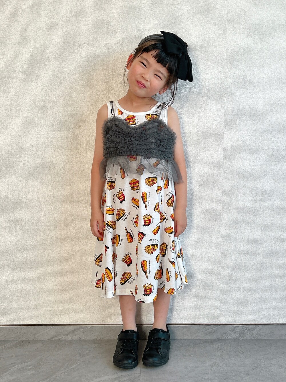 「ワンピース、シアートップス、ビスチェ、スニーカー、柄ワンピース、キャップ、休日スタイル、お出かけコーデ、夏コーデ、レイヤードスタイル」｜「TARKERのチュールフリルキャミソール（キャミソール、ブラック系）」を使った、ふうさん（キッズ・110cm）の春コーディネートの4枚目の写真